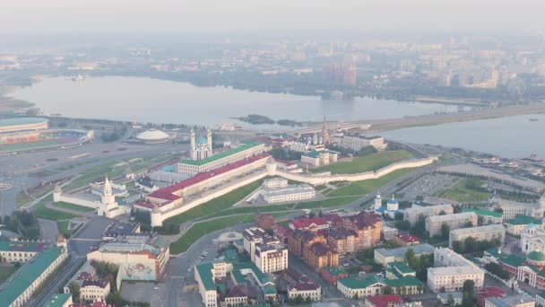 Kazan, Ryssland. Flygfoto över Kazan Kreml tidigt på morgonen. 4K — Stockvideo