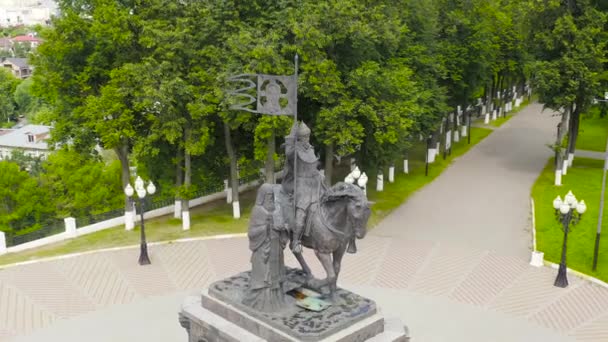 Oroszország, Vladimir. Repülés a város felett. A város egyik fő látványossága Vladimir herceg és Szent Fjodor emlékműve. 4K — Stock videók
