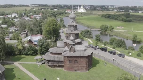 Suzdal, Ryssland. Flyg. Kyrkan Transfiguration från byn Kozlyat 'evo, transporteras till Suzdal - ett monument av trä arkitektur i mitten av 18-talet. 4K — Stockvideo