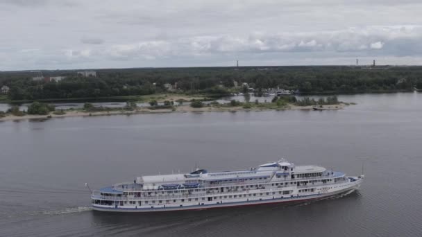 Russia, Yaroslavl. The cruise ship Pavel Bozhev passes along the Volga River along the park on Strelka (Spit). 4K — Stock Video