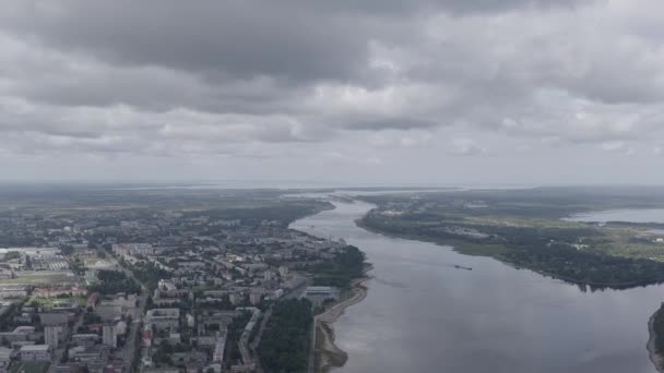 Rybinsk, Russia. Fiume Volga, all'orizzonte il sistema di serrature del bacino idrico Ryascar koye. 4K — Video Stock
