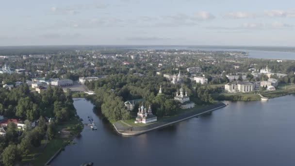 Uglich, Russland. Uglich Stadt aus der Luft, Uglich Kreml, die Hauptattraktion der Stadt. Früh morgens. 4K — Stockvideo