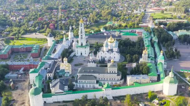 Sergijew Possad, Russland. Das Trinity-Sergius Lavra ist das größte Männerkloster der Russisch-Orthodoxen Kirche mit einer langen Geschichte. Das Hotel liegt im Zentrum der Stadt Sergijew Posad. Sonnenuntergang. 4K — Stockvideo