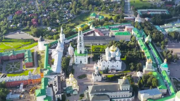 Sergiev Posad, Rússia. A Trindade-Sérgio Lavra é o maior mosteiro masculino da Igreja Ortodoxa Russa com uma longa história. Localizado no centro da cidade de Sergiev Posad. Luz do pôr-do-sol. 4K — Vídeo de Stock