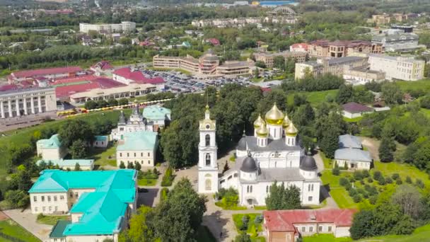 Dmitrov, Rusia. Catedral de la Asunción de la Santísima Virgen María situada en el Kremlin de Dmitrov. Monumento arquitectónico de principios del siglo XVI. 4K — Vídeo de stock