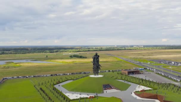 Rzhev, Rusia. El monumento conmemorativo de Rzhev al soldado soviético está dedicado a la memoria de los soldados soviéticos que murieron en batallas cerca de Rzhev en 1942-1943. 4K — Vídeos de Stock