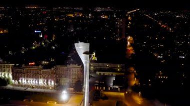 Rostov-on-Don, Rusya. Stele 'den Rostov' un kurtarıcılarına. Tiyatro meydanı. Gece görüşü. 4K