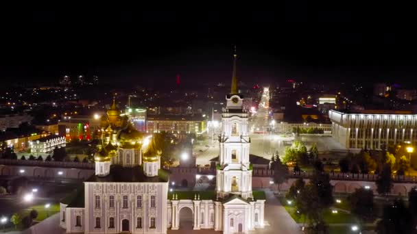 Tula, Rosja. Widok z lotu ptaka na miasto nocą. Tula Kreml, Katedra Wniebowzięcia Pańskiego. Tekst przetłumaczony na budynek na nagliysky Tula -City Hero. 4K — Wideo stockowe