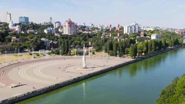 Voronezh, Rusland. Admiralteyskaya plein. Voronezh rivier dijk. 4K — Stockvideo