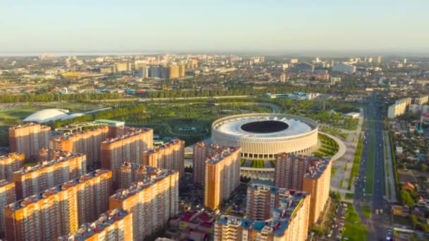ロシアのクラスノダール。クラスノダール・スタジアムは、クラスノダール公園内にあるサッカースタジアムである。日没の光の中で。4K — ストック動画