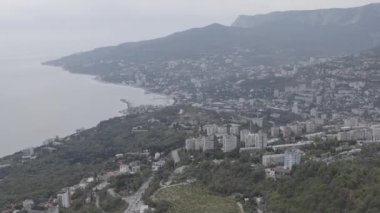 Yalta, Kırım. Güneşli bir havada şehrin manzarası. Sur ve liman. 4K