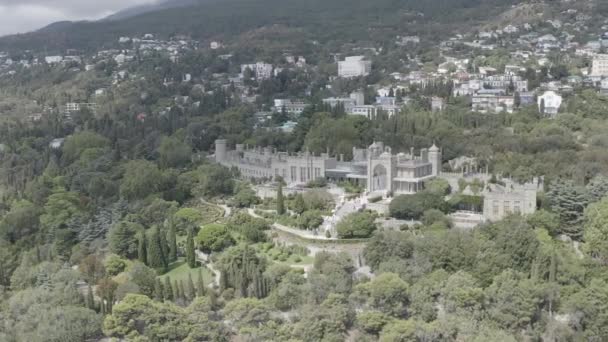 Alupka, Crimea. Palacio Vorontsov. Mansión gótica del siglo XIX con salas bien conservadas y un pintoresco parque de 40 hectáreas. El palacio fue construido entre 1828 y 1848. 4K — Vídeos de Stock