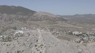 Sudak, Kırım. Sudak 'taki Ceneviz kalesi. 30 hektarın üzerinde bir alana sahip ortaçağ kalesi. Karadeniz kıyısında. 4K