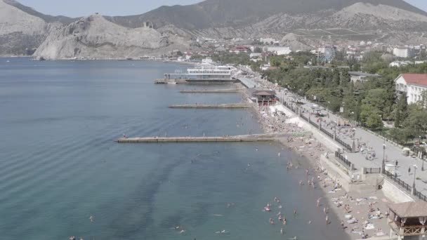 サダククリミアだ。スダクの銀行。ビーチや人々と黒海の海岸。4K — ストック動画