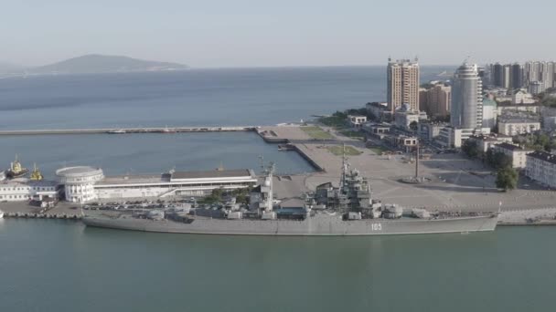 Novorossiysk, Rusya. Kruvazör Mikhail Kutuzov. Merkezi Donanma Müzesi adını İmparator Büyük Peter 'dan almıştır. 4K — Stok video