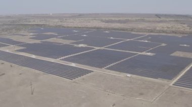 Rusya, Stavropol Bölgesi. Güneşli bir günde güneş enerjisi santrali. 4K