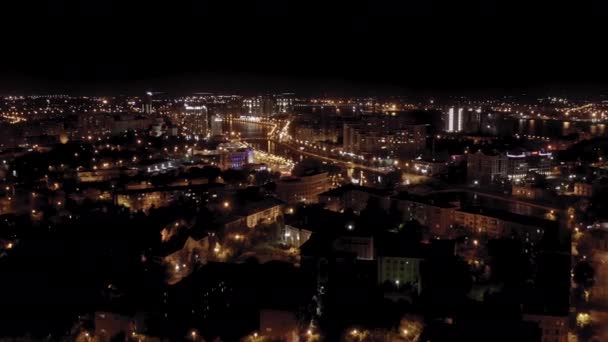 Astrakhan, Ryssland. Utsikt över staden Astrakhan på natten. Banvallen vid Volga-bakvattnet. 4K — Stockvideo