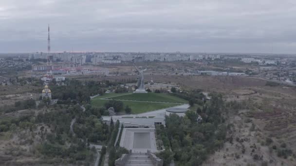 Volgograd, Ryssland. Kvällsutsikt över skulpturen Motherland Calls! på Mamaev Kurgan i Volgograd. Molnigt väder. 4K — Stockvideo