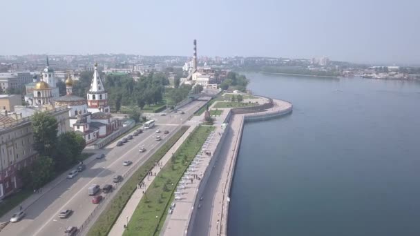 Russie, Irkoutsk. Embankment de la rivière Angara, monument aux fondateurs d'Irkoutsk. Le texte sur la Russie - Irkoutsk. 4K — Video