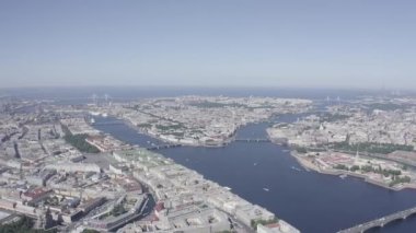 St. Petersburg şehir merkezinin panoramik hava manzarası açık güneşli bir havada, Rusya. 4K