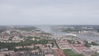 Göteborg, İsveç. Alvsborg Köprüsü. (Elvsborgsbrunn) Şehrin merkezindeki panorama. Hava bulutlu. 4K
