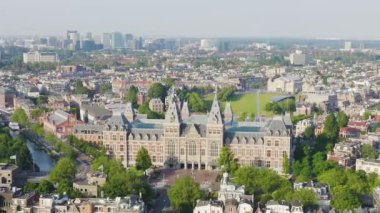 Dolly zoom. Amsterdam, Hollanda. Müze (Rijksmuseum). XIX yüzyılının binası. Şehrin çatılarında uçuyor.