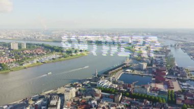 Antwerp, Belçika. Tarihi şehrin çatıları üzerinde uçuyor. Schelde (Esco) nehri. Şehrin sanayi bölgesi. 4K