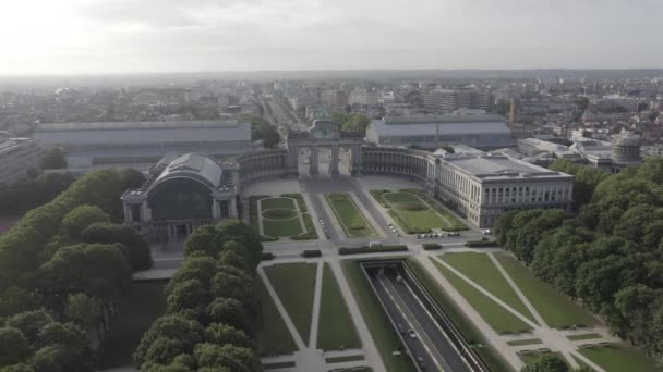 比利时布鲁塞尔。50周年纪念公园。公园Senkantoner 。布鲁塞尔凯旋门（Arc de Triomphe of Brussels） 。4K — 图库视频影像