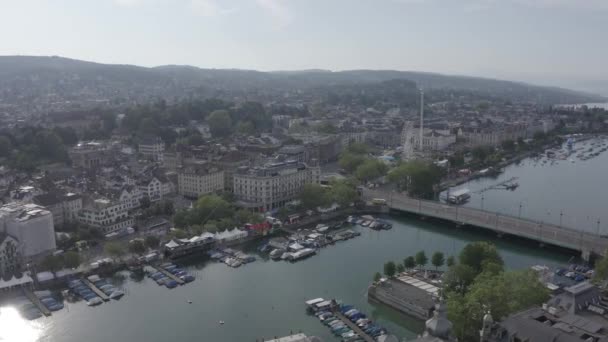 Zurich, Suiza. Panorama de la ciudad desde el aire. Vista del lago Zurich. Limmat River Flow Point, puente Kvaybrucke, plaza Sechselautenplatz. 4K — Vídeos de Stock