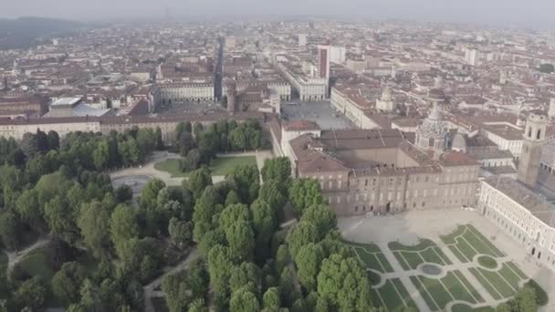 Turín, Italia. Vuelo sobre la ciudad. Centro histórico, vista superior. 4K — Vídeos de Stock