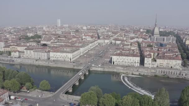 Turín, Italia. Vuelo sobre la ciudad. Plaza Vittorio Veneto, Iglesia Parroquial Católica Gran Madre Di Dio. 4K — Vídeos de Stock