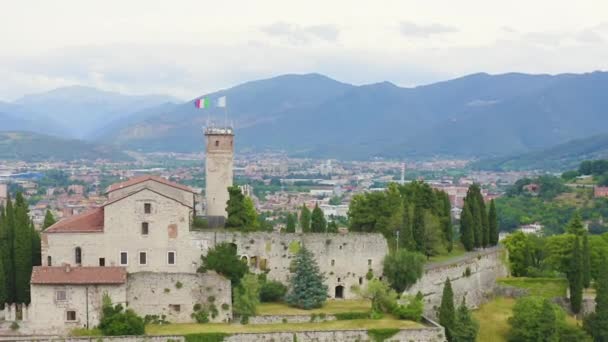 Dolly zoom. Brescia, Italien. Castello di Brescia. Flug über die Stadt bei trübem Wetter — Stockvideo