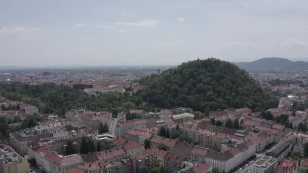 Graz, Avusturya. Tarihi şehir merkezi hava manzarası. Schlossberg Dağı (Castle Hill). 4K — Stok video