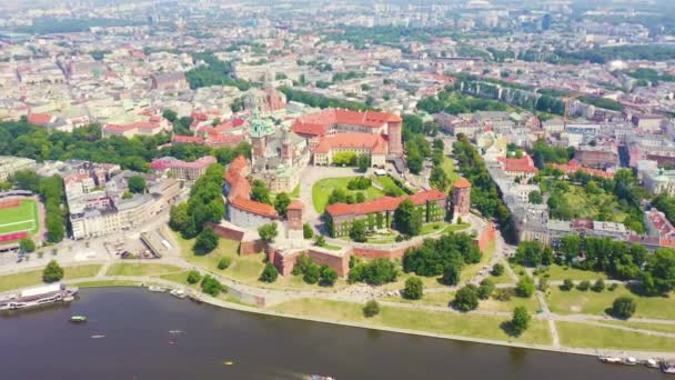 Dolly zooma. Krakow, Polen. Wawel Castle. Fartyg på floden Vistula. Utsikt över det historiska centrum — Stockvideo