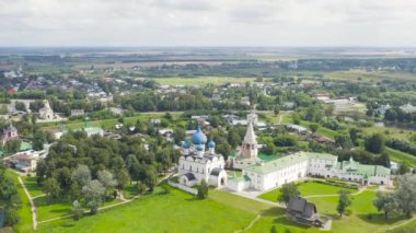 Suzdal, Rusya. Uçuş. Suzdal-Ortodoks Kilisesi 'nin Suzdal Kremlin topraklarındaki İsa' nın Doğuşu Katedrali. 4K