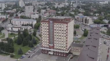 Ivanovo, Rusya. Şehir merkezinin üzerinde uçuş. İvanovo 'nun yönetimi ve şehrin arması. 4K