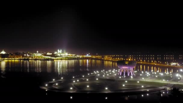 Kazan, Russie. Vue aérienne du centre familial Kazan (palais de mariage) et du Kremlin. Bonne nuit. 4K — Video