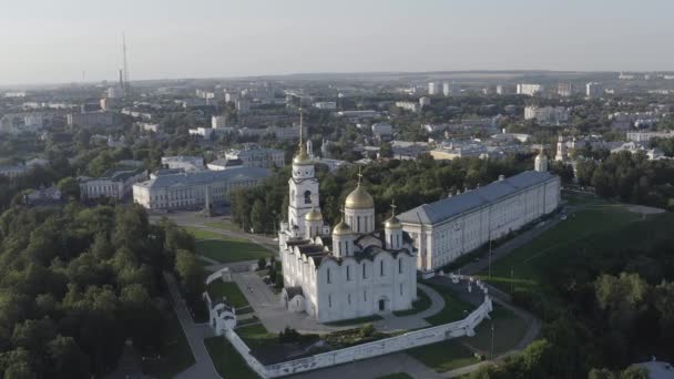 Rusland, Vladimir. Dormition Kathedraal in Vladimir (Hemelvaart Kathedraal) Kathedraal van het Vladimir Metropolitanaat van de Russisch-orthodoxe Kerk. 4K — Stockvideo