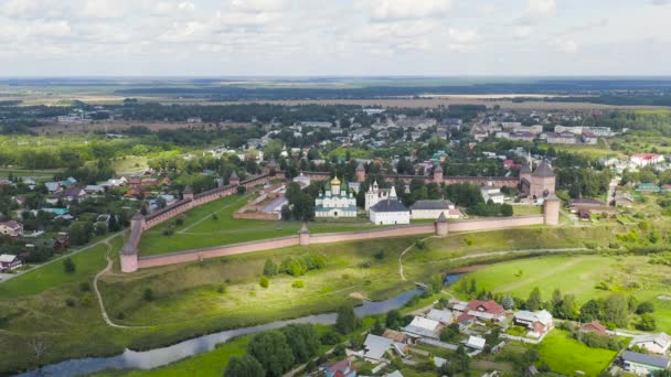 ロシアのスズダル。フライト。聖エウティミウスの救い主修道院は1352年に設立されたスズダルの修道院です。4K — ストック動画