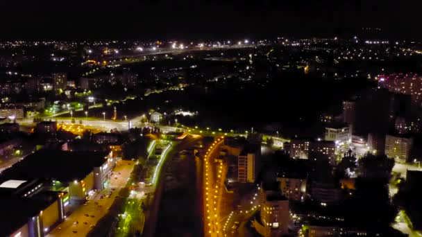 伊万诺维奇，俄罗斯。夜间飞越伊万诺沃市中心，乌沃德河的堤岸。4K — 图库视频影像