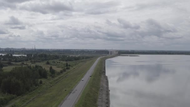 Rybinsk, Rusya. Rybinsk hidroelektrik santralinin hava görüntüsü. 4K — Stok video