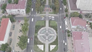 Krasnodar, Rusya. Alexandrovsky Bulvarı. Kutsal Büyük Şehit Catherine 'in fıskiyeli anıtı. Zafer Kemeri. Hava görüntüsü. 4K