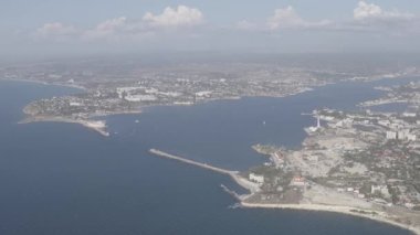 Sivastopol, Kırım. Konstantinovskaya Körfezi girişi. Şehrin panoramik manzarası. 4K