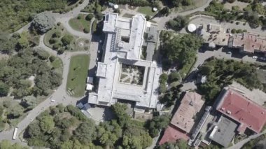 Livadia, Kırım. Livadia Sarayı - Kırım 'ın Yalta bölgesindeki Livadia köyünde Karadeniz kıyısında yer alır. Yazı İngilizce 'ye çevrildi - Livadia Sarayı 1911-2020. 4K