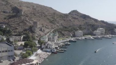 Sivastopol, Kırım. Yatları ve eğlence tekneleri olan Balaklava Körfezi. 4K