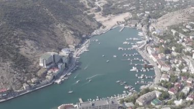 Sivastopol, Kırım. Yatları ve eğlence tekneleri olan Balaklava Körfezi. 4K