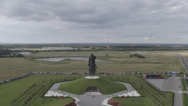 Rzhev, Rusia. El monumento conmemorativo de Rzhev al soldado soviético está dedicado a la memoria de los soldados soviéticos que murieron en batallas cerca de Rzhev en 1942-1943. 4K — Vídeo de stock