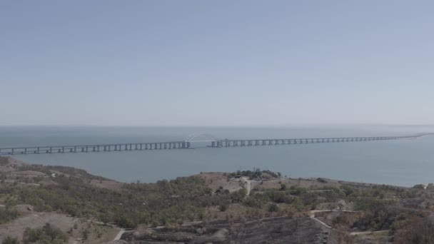 Kerch, Crimea. Vista del nuovo ponte di Crimea. Fortezza Kerch. Tempo limpido. 4K — Video Stock