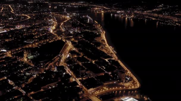 Astrakhan, Rusya. Geceleri Astrakhan şehrinin manzarası. Volga nehri seti. 4K — Stok video