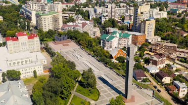 Voronezh, Rusya - 23 Ağustos 2020: Zafer Meydanı. Zafer Meydanı 'nda Stele. Voronezh 'in Kurtarıcıları Anıtı, Hava Görüntüsü  